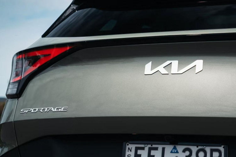 Phiên bản hybrid sử dụng máy xăng 1.6L kết hợp động cơ điện công suất 227 mã lực. Phiên bản plug-in hybrid sẽ có công suất đến 261 mã lực. Ngoài ra, Kia Sportage còn có cả tùy chọn máy dầu 2.0L công suất 183 mã lực.