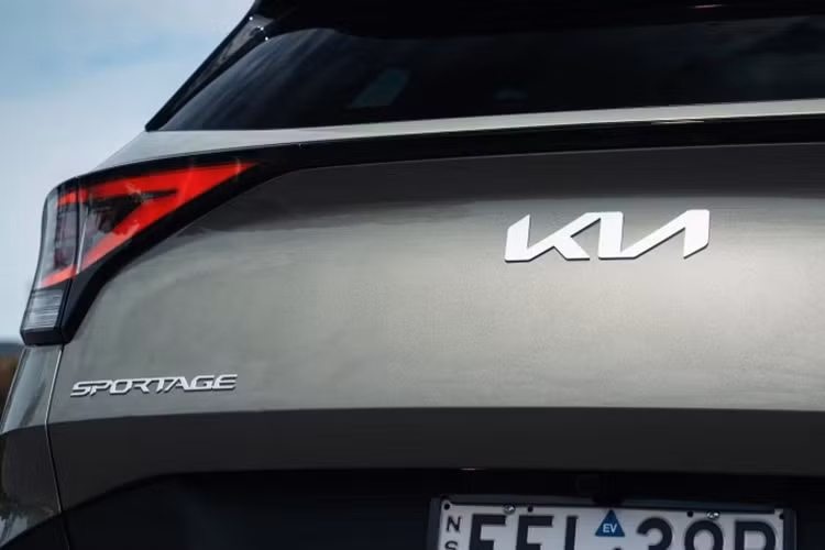 Phiên bản hybrid sử dụng máy xăng 1.6L kết hợp động cơ điện công suất 227 mã lực. Phiên bản plug-in hybrid sẽ có công suất đến 261 mã lực. Ngoài ra, Kia Sportage còn có cả tùy chọn máy dầu 2.0L công suất 183 mã lực.