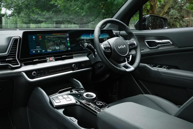 Không gian nội thất của Sportage được dự đoán sẽ được cải tiến với cụm màn hình cong mới, tích hợp cụm đồng hồ kỹ thuật số 12.3 inch và màn hình giải trí.