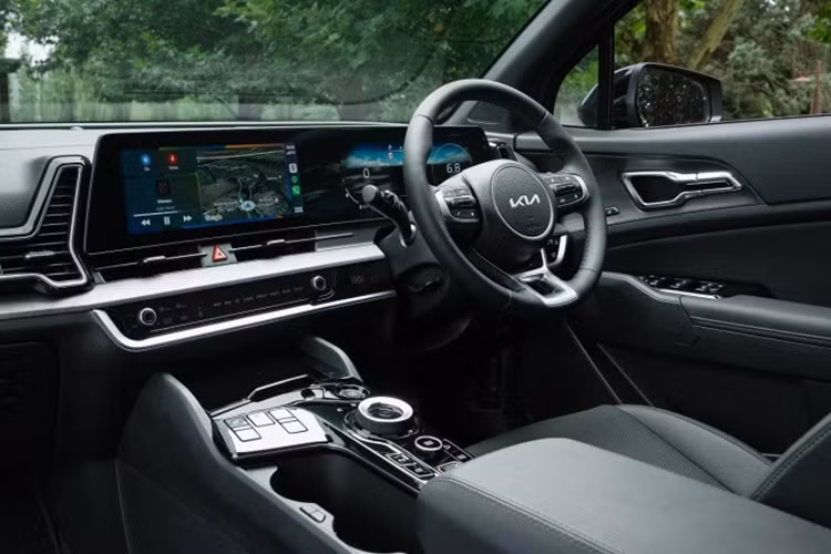 Không gian nội thất của Sportage được dự đoán sẽ được cải tiến với cụm màn hình cong mới, tích hợp cụm đồng hồ kỹ thuật số 12.3 inch và màn hình giải trí.