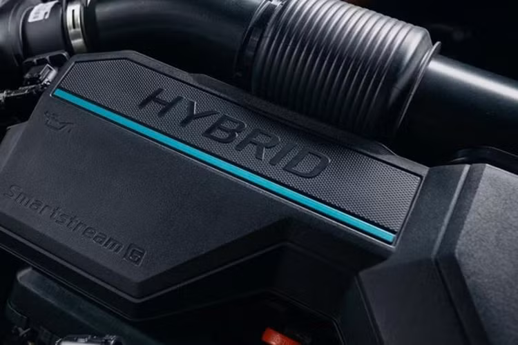 Trang bị vận hành của Kia Sportage mới nhiều khả năng sẽ tương tự như phiên bản hiện tại. Mẫu xe gầm cao ăn khách này sở hữu khá nhiều tùy chọn động cơ. Thứ nhát là máy xăng I4 2.5L công suất 187 mã lực, mô-men xoắn 241Nm, hộp số tự động 8 cấp.