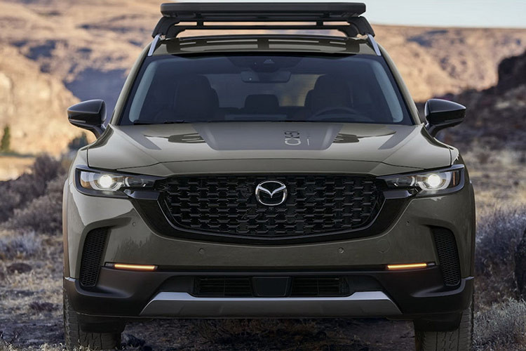 Tuy nhiên nếu sử dụng nhiên liệu có chỉ số Octan 87 thông thường, công suất sẽ giảm xuống còn 227 mã lực và mô-men xoắn 420 Nm. Tại Mỹ, giá xe Mazda CX-50 2025 bản tiêu chuẩn khởi điểm từ 30.300 USD (770,4 triệu đồng). Trong khi đó, bản hybrid có giá khởi điểm là 33.970 USD (863,7 triệu đồng).