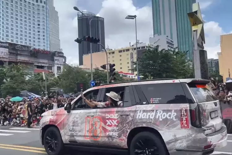 Cadillac Escalade Sport Platinum được trang bị động cơ xăng V8, dung tích 6.2 lít từ GM, sản sinh công suất tối đa 420 mã lực và mô-men xoắn cực đại đạt 624 Nm. Bên cạnh đó, khách hàng còn có thể chọn động cơ dầu Diesel dung tích 3.0L cho công suất đầu ra 277 mã lực. Cả 2 phiên bản sử dụng hộp số tự động 10 cấp.