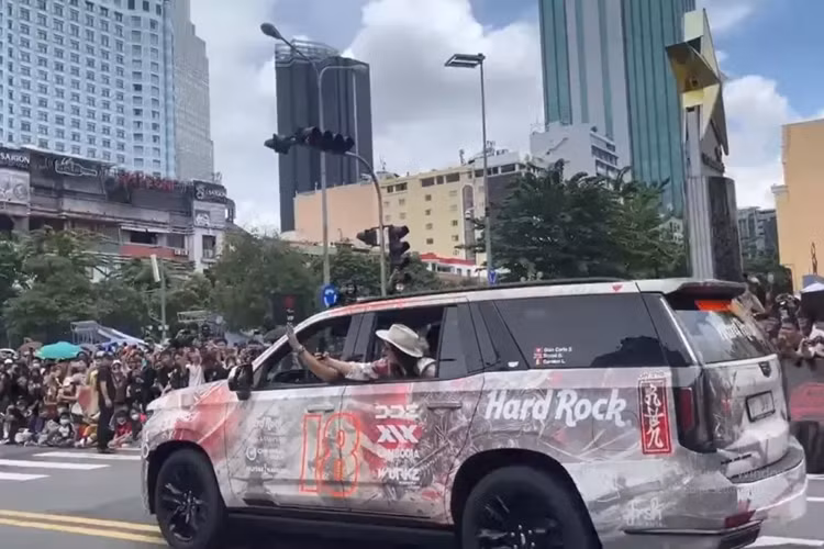 Cadillac Escalade Sport Platinum được trang bị động cơ xăng V8, dung tích 6.2 lít từ GM, sản sinh công suất tối đa 420 mã lực và mô-men xoắn cực đại đạt 624 Nm. Bên cạnh đó, khách hàng còn có thể chọn động cơ dầu Diesel dung tích 3.0L cho công suất đầu ra 277 mã lực. Cả 2 phiên bản sử dụng hộp số tự động 10 cấp.