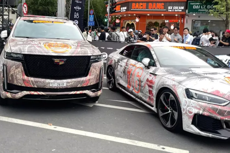 Khác với xe Mercedes-AMG G63 được tháo một số chi tiết để dễ dàng dán đề-can, chiếc Cadillac Escalade Sport Platinum lại không được như thế, vì vậy, thợ Việt mất đến 40 giờ mới hoàn thành khoác lên mình chiếc xe SUV hạng sang Mỹ bộ áo Samurai đẹp mắt.