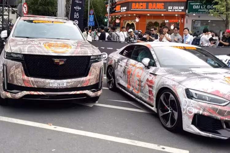 Khác với xe Mercedes-AMG G63 được tháo một số chi tiết để dễ dàng dán đề-can, chiếc Cadillac Escalade Sport Platinum lại không được như thế, vì vậy, thợ Việt mất đến 40 giờ mới hoàn thành khoác lên mình chiếc xe SUV hạng sang Mỹ bộ áo Samurai đẹp mắt.