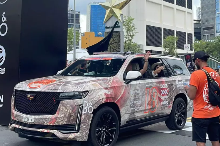 Tại hành trình siêu xe Gumball 3000 lần thứ 25, có hơn 100 xe tham dự và trong số này, các dòng xe SUV chiếm số lượng không nhỏ. Một trong số các xe SUV hạng sang tại Gumball 3000 2024 ở Việt Nam có Cadillac Escalade phiên bản Sport Platinum.