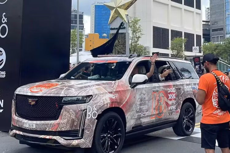 Tại hành trình siêu xe Gumball 3000 lần thứ 25, có hơn 100 xe tham dự và trong số này, các dòng xe SUV chiếm số lượng không nhỏ. Một trong số các xe SUV hạng sang tại Gumball 3000 2024 ở Việt Nam có Cadillac Escalade phiên bản Sport Platinum.