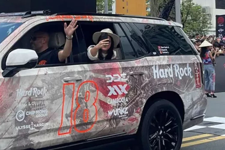 Để mang đến sự huyền bí của 1 tông màu tối, chủ xe cũng đã lựa chọn màu đen bóng cho lớp sơn ngoại thất, lưới tản nhiệt dạng tổ ong được sơn đen, đi cùng với đó là bộ mâm 6 chấu kép đường kính 22 inch có thiết kế đặc biệt, tông xuyệt tông ngoại thất, các chi tiết này tạo thành điểm nhấn khi xe dán bộ áo Samurai.