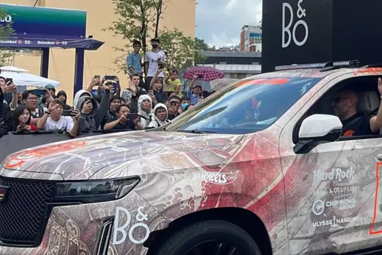 Cadillac Escalade thế hệ thứ 5 có các biến thể như Luxury, Sport Platinum, Premium Luxury, và Premium Luxury Platinum, trong đó, Cadillac mang đến một loạt sự thay đổi ở phần ngoại thất cho phiên bản Escalade Sport Platinum như cản trước, cản sau, ống xả, viền chân kính, ốp sườn, giá nóc và khung lưới tản nhiệt, tất cả đều được sơn đen làm điểm nhấn.