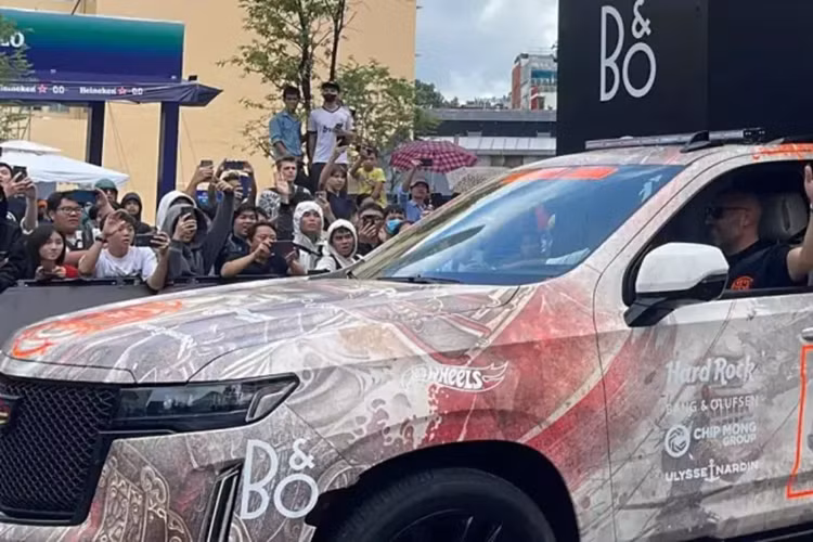 Cadillac Escalade thế hệ thứ 5 có các biến thể như Luxury, Sport Platinum, Premium Luxury, và Premium Luxury Platinum, trong đó, Cadillac mang đến một loạt sự thay đổi ở phần ngoại thất cho phiên bản Escalade Sport Platinum như cản trước, cản sau, ống xả, viền chân kính, ốp sườn, giá nóc và khung lưới tản nhiệt, tất cả đều được sơn đen làm điểm nhấn.