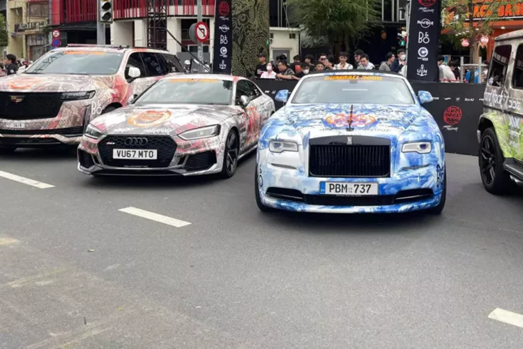 Được biết, chiếc xe Cadillac Escalade Sport Platinum đặc biệt này do thợ Việt thi công bộ áo phong cách chiến binh Samurai, trước đó, nhóm này cũng đã thực hiện bộ áo tái hiện lại trận chiến long trời lở đất giữa hai quái vật là Godzilla và Kong trên chiếc xe Mercedes-AMG G63.