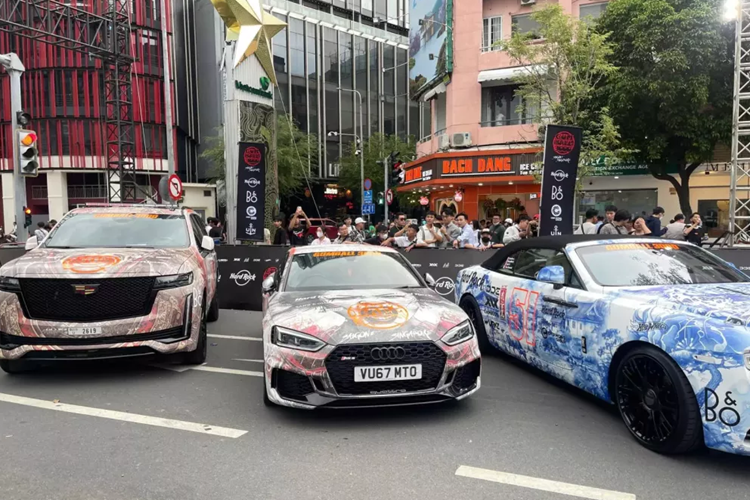 Chiếc xe SUV hạng sang của Mỹ này thiết kế vô cùng đẹp mắt nhưng gây ấn tượng nhất chính là việc ngoại thất được dán bộ áo theo phong cách các chiến binh Samurai của xứ sở hoa anh đào.