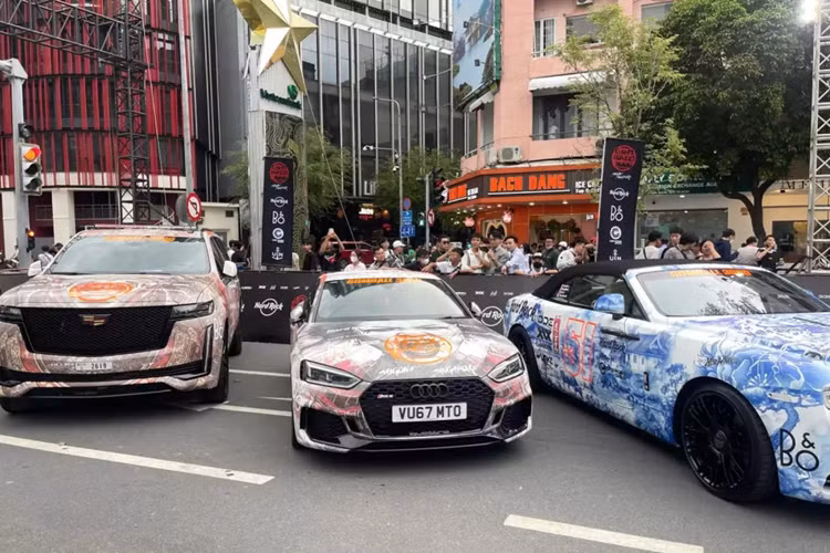 Chiếc xe SUV hạng sang của Mỹ này thiết kế vô cùng đẹp mắt nhưng gây ấn tượng nhất chính là việc ngoại thất được dán bộ áo theo phong cách các chiến binh Samurai của xứ sở hoa anh đào.