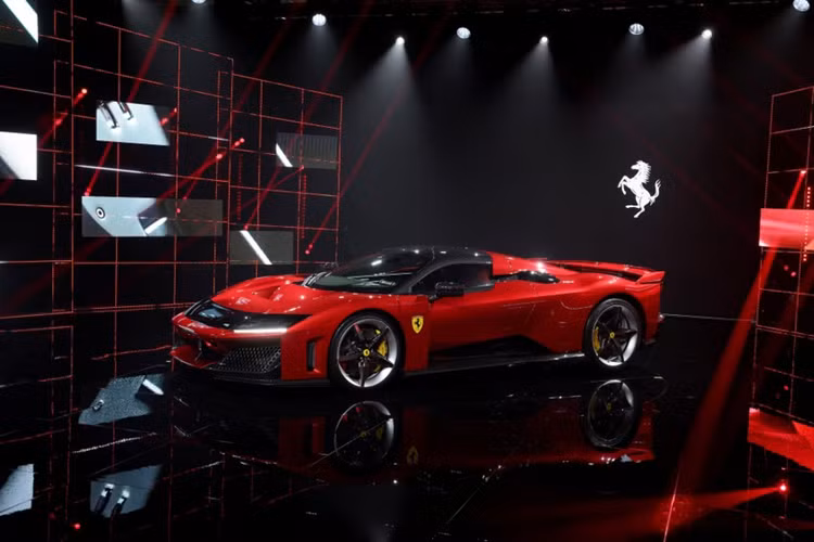 Thiết kế nội thất độc đáo này đã cho phép Ferrari chế tạo một buồng lái không chỉ hẹp hơn vì mục đích khí động học mà còn thấm nhuần tính cách mà bạn mong đợi từ một siêu xe hàng đầu. Nó hung hăng, không khoan nhượng và không thể nhầm lẫn với Ferrari.