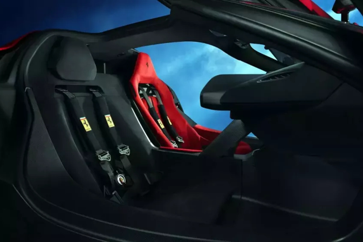 Các nhà thiết kế của hãng xe Ferrari cuối cùng đã quyết định trang bị cho F80 hai chỗ ngồi, nhưng với một sự thay đổi lớn. Công ty Ý mô tả chiếc F80 mới là '+1' và đã tạo ra một cabin tách biệt rõ ràng giữa người lái và hành khách.