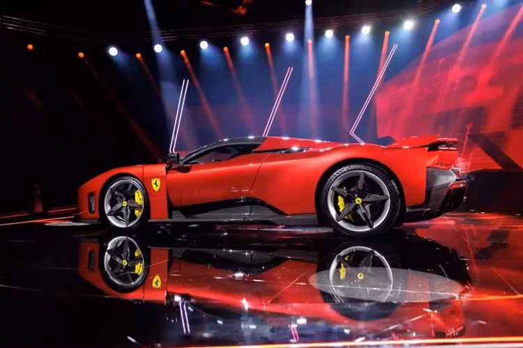 Trong một cuộc phỏng vấn gần đây với Top Gear, giám đốc tiếp thị của Ferrari, Enrico Galliera, đã tiết lộ rằng các thiết kế ban đầu cho mẫu xe kế nhiệm LaFerrari ban đầu yêu cầu thiết lập một chỗ ngồi, một sự thay đổi triệt để so với truyền thống có thể khiến mọi người phải ngoái nhìn ngay cả trong thế giới siêu xe tiên phong.