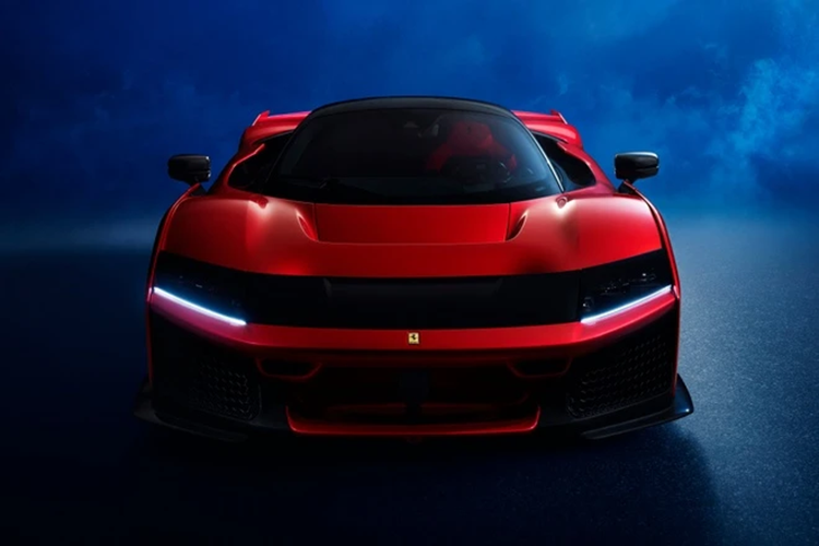 Trong khi người lái có một ghế xô đua đặc biệt có thể được trang trí bằng nhiều màu sắc khác nhau, hành khách thậm chí không có một chiếc ghế thực sự mà chỉ ngồi trên một khu vực có đệm được trang trí bằng cùng một màu trầm như phần còn lại của cabin. 'Ghế' hành khách này cũng được đặt lùi về phía sau một chút so với ghế lái.