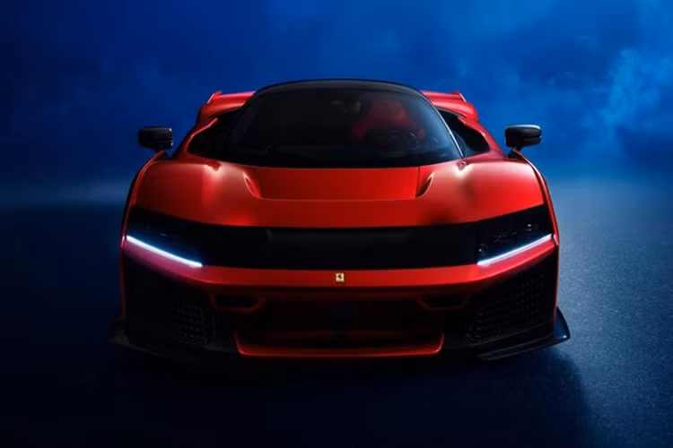 Trong khi người lái có một ghế xô đua đặc biệt có thể được trang trí bằng nhiều màu sắc khác nhau, hành khách thậm chí không có một chiếc ghế thực sự mà chỉ ngồi trên một khu vực có đệm được trang trí bằng cùng một màu trầm như phần còn lại của cabin. 'Ghế' hành khách này cũng được đặt lùi về phía sau một chút so với ghế lái.