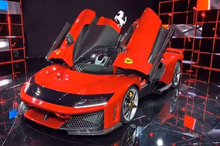 Ferrari sau khi ra mắt sản phẩm đỉnh cao tiếp theo sau "big five" là 280 GTO, F40, F50, Enzo, LaFerrari đã nhanh chóng gọi nó, chiếc xe Ferrari F80 triệu đô đẳng cấp là “+1”, điều này được hiểu rằng là với ghế hành khách được đặt xa hơn một chút so với ghế lái.