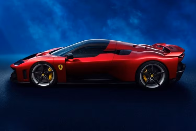 Cuối cùng, Ferrari đã chọn thiết lập hai chỗ ngồi, nhưng dù sao thì đây cũng không phải là mẫu xe hai chỗ ngồi thông thường. “Khi chúng tôi bắt đầu dự án, ý tưởng ban đầu xuất hiện là chiếc xe này sẽ là xe một chỗ ngồi,” Galliera tiết lộ.