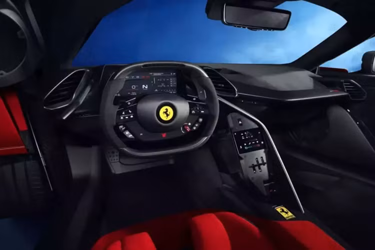 “Tại sao? Bởi vì chúng tôi muốn làm cho nó có tỷ lệ thực sự cực đoan, vì vậy một cabin rất hẹp, vai rộng nhất có thể, một đường ray rộng, v.v. Rõ ràng đây là một sự khiêu khích, nhưng bằng cách làm việc cùng nhau, chúng tôi đã đạt được hiệu ứng của một chiếc xe một chỗ ngồi thực sự, trong khi không từ bỏ không gian cho hành khách.”