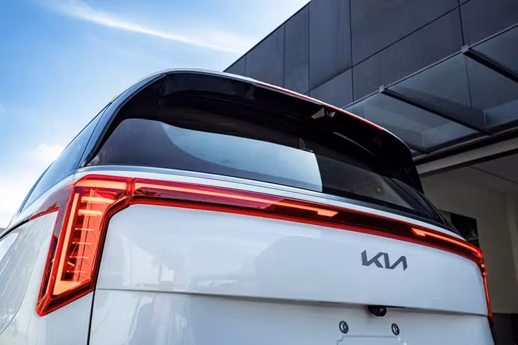 Trong khi đó, phiên bản hybrid của xe sẽ được trang bị động cơ xăng 4 xi-lanh, tăng áp, dung tích 1.6L, kết hợp với mô-tơ điện và hộp số tự động 6 cấp. Tổng cộng, mẫu MPV cỡ lớn này có công suất 245 mã lực và mô-men xoắn cực đại 366 Nm.