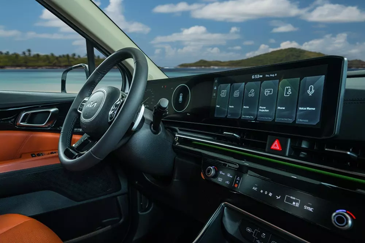 Bên trong xe, Kia Carnival 2025 dự kiến tiếp tục có 2 cấu hình nội thất là 7 chỗ và 8 chỗ như phiên bản cũ. Dự kiến, mẫu xe này sẽ có những trang bị nội thất mới như bảng đồng hồ kỹ thuật số và màn hình cảm ứng trung tâm nối liền, cùng có kích thước 12,3 inch.