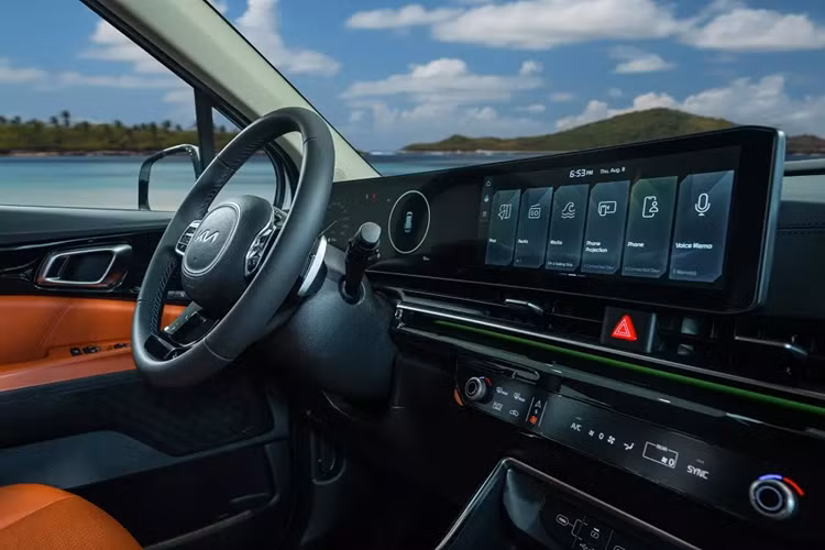 Bên trong xe, Kia Carnival 2025 dự kiến tiếp tục có 2 cấu hình nội thất là 7 chỗ và 8 chỗ như phiên bản cũ. Dự kiến, mẫu xe này sẽ có những trang bị nội thất mới như bảng đồng hồ kỹ thuật số và màn hình cảm ứng trung tâm nối liền, cùng có kích thước 12,3 inch.