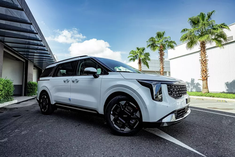 Trong thời gian qua, các đại lý tại Việt Nam đã bắt đầu nhận cọc dành cho Kia Carnival 2025 mới. Đến nay, ngày ra mắt của mẫu MPV cỡ lớn này ở thị trường Việt Nam đã được nhân viên tư vấn bán hàng tại đại lý hé lộ.