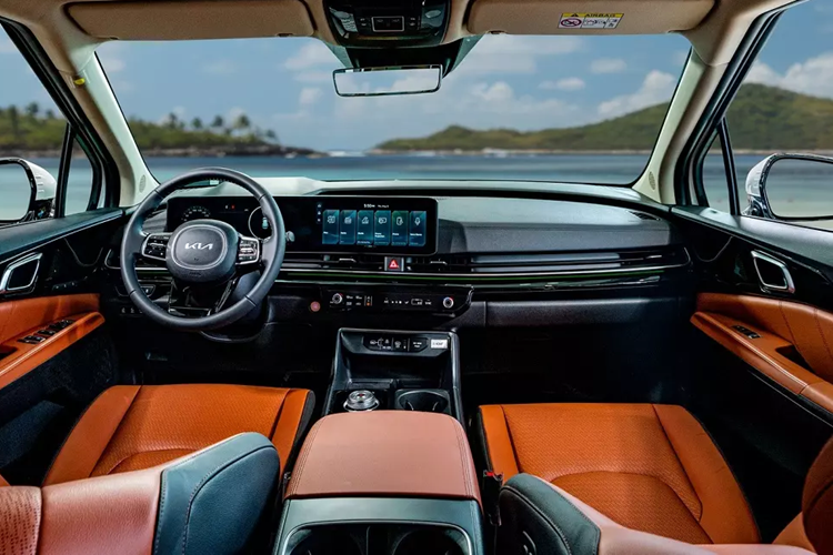 Xe được bổ sung những chi tiết ngoại thất mới như lưới tản nhiệt cản trước/sau, vành la-zăng, đèn pha, đèn định vị ban ngày và đèn hậu. Trong đó, cả đèn định vị ban ngày lẫn đèn hậu đều lấy cảm hứng thiết kế từ chòm sao.