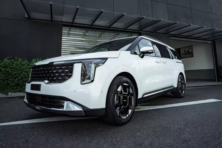 Theo đó, mẫu xe MPV Kia Carnival 2025 sẽ chính thức được giới thiệu tại các hệ thống đại lý ở Việt Nam vào ngày 15/9 tới đây. Cũng theo nhân viên tư vấn bán hàng tại đại lý, Kia Carnival 2025 sẽ bị cắt phiên bản máy xăng 3.5L cũ. Thay vào đó, xe chỉ còn phiên bản máy dầu và được bổ sung cả động cơ hybrid mới.