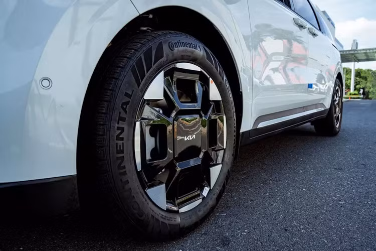 Theo công bố của nhà sản xuất, xe tiêu thụ lượng xăng trung bình là 13,5 km/lít (7,4 lít/100 km). Ngoài động cơ hybrid mới, Kia Carnival 2025 còn sở hữu hàng loạt thay đổi về mặt thiết kế và trang bị. Mẫu MPV này được áp dụng ngôn ngữ thiết kế mới tương tự các xe cùng thương hiệu Kia như EV9, Sorento hay Morning.