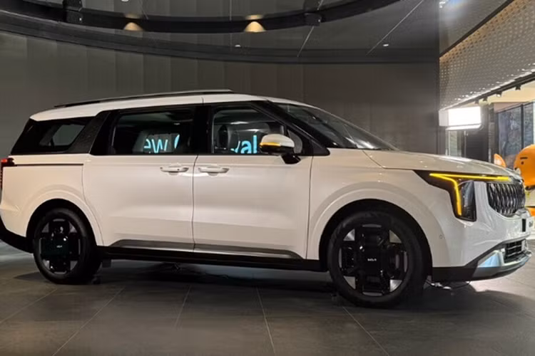 Hiện mức giá xe Kia Carnival 2025 mới này vẫn chưa được công bố, nhưng dự kiến nó sẽ tăng so với phiên bản cũ. Xe sẽ tiếp tục được nhà phân phối THACO lắp ráp ở Việt Nam.