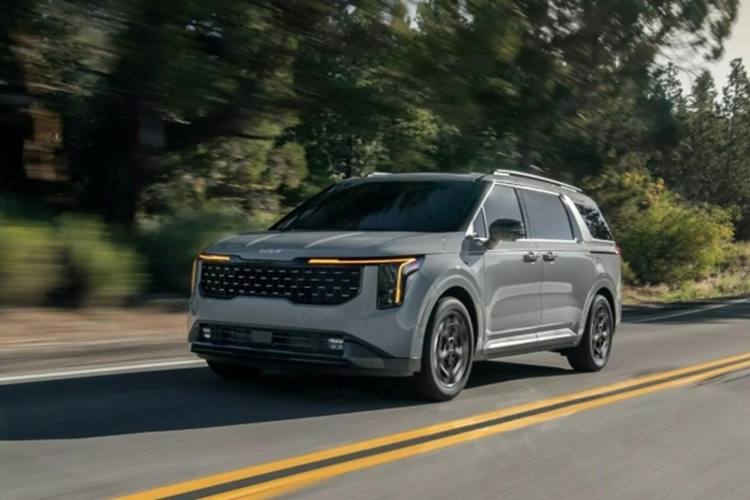 Bên cạnh đó là những trang bị như ghế trước chỉnh điện/sưởi ấm/làm mát, hàng ghế thứ hai có tính năng thư giãn/bệ đỡ bắp chân chỉnh điện/thông hơi, hệ thống âm thanh Bose 12 loa, điều hòa tự động 3 vùng, chìa khóa thông minh, khởi động nút bấm, sạc điện thoại không dây và cửa sổ trời kép.