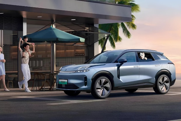 Mẫu xe SUV Lynk &amp; Co 08 EM-P 2025 vẫn sở hữu ngôn ngữ thiết kế tương tự bản tiền nhiệm với đầu xe kín, đèn định vị trải dài, cột xe sơn đen và cụm đèn hậu nối liền. Ngoài 5 màu ngoại thất cơ bản là bạc, xanh lá, tím, xám và đen, ở lần nâng cấp giữa vòng đời này, xe được bổ sung thêm một màu mới là "Sunrise Blue".