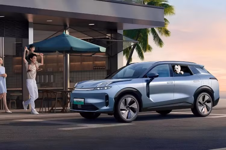 Mẫu xe SUV Lynk &amp; Co 08 EM-P 2025 vẫn sở hữu ngôn ngữ thiết kế tương tự bản tiền nhiệm với đầu xe kín, đèn định vị trải dài, cột xe sơn đen và cụm đèn hậu nối liền. Ngoài 5 màu ngoại thất cơ bản là bạc, xanh lá, tím, xám và đen, ở lần nâng cấp giữa vòng đời này, xe được bổ sung thêm một màu mới là "Sunrise Blue".