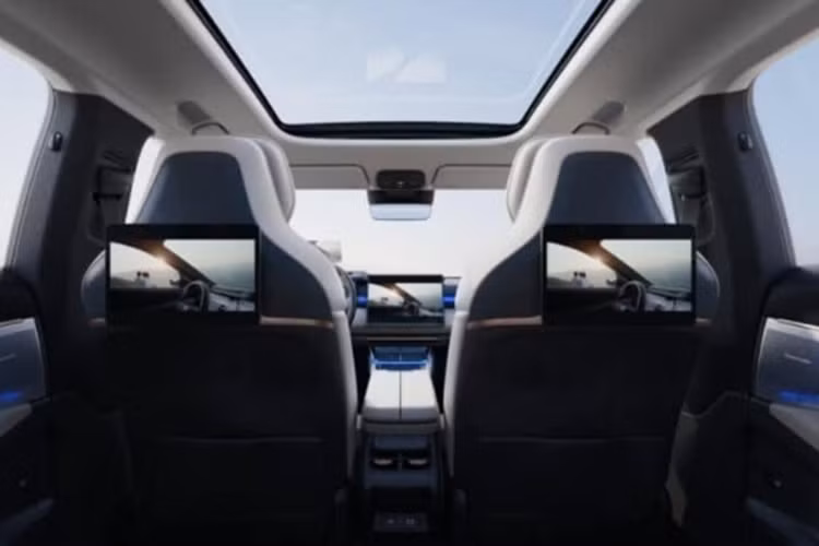 Phiên bản 2025 cũng sử dụng hệ điều hành Lynk Flyme Auto 1.6.0, hỗ trợ nhiều tính năng như hệ thống âm thanh toàn cảnh, kết nối đa màn hình và chế độ bảo vệ. Cung cấp sức mạnh cho Lynk &amp; Co 08 EM-P 2025 là 3 tùy chọn hệ truyền động.