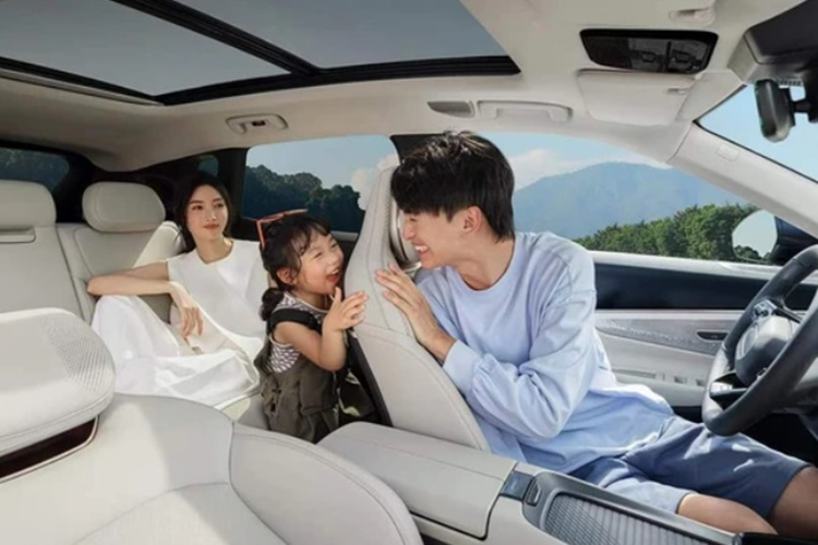 Về nội thất, bên trong khoang cabin của xe được trang bị nhiều tiện ích hiện đại như: màn hình chính 15,4 inch, cụm đồng hồ kỹ thuật số 12,3 inch và màn hình HUD 92 inch, hệ thống âm thanh tiêu chuẩn 8 loa.