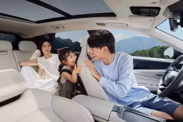 Về nội thất, bên trong khoang cabin của xe được trang bị nhiều tiện ích hiện đại như: màn hình chính 15,4 inch, cụm đồng hồ kỹ thuật số 12,3 inch và màn hình HUD 92 inch, hệ thống âm thanh tiêu chuẩn 8 loa.