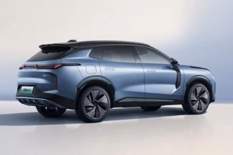 Thứ nhất là máy xăng tăng áp 1.5L (161 mã lực) kết hợp với một mô tơ điện (161 mã lực) và pin 21 kWh, cho phạm vi hoạt động thuần điện là 120 km.