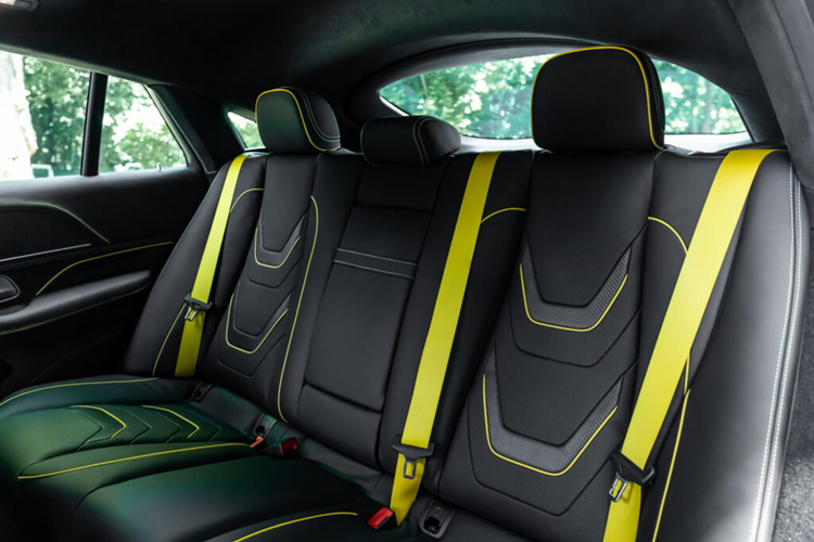 Manhart đã bổ sung thêm một bộ đề can màu vàng, tương phản với lớp carbon trần và thân xe màu xanh đậm mờ của chiếc xe trưng bày của họ. GER 800 sử dụng bộ mâm hợp kim Manhart Concave One 23 inch mới nổi bật với lớp sơn đen satin và các dải trang trí màu vàng.