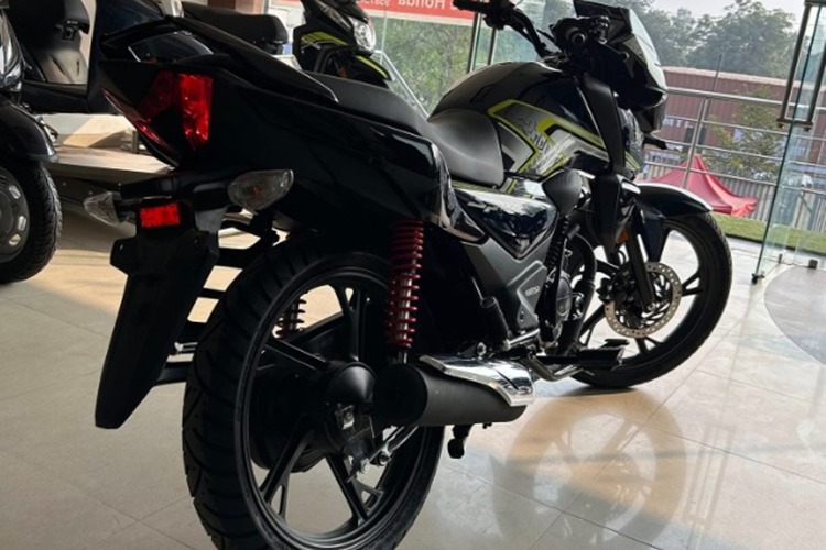 Mẫu xe côn Honda SP125 2025 sở hữu kích thước chiều dài x rộng x cao lần lượt là 2.020 x 785 x 1.103 (mm), chiều dài cơ sở 1.285mm, khoảng sáng gầm xe 160mm, chiều cao yên 790mm. Xe có trọng lượng 117kg với bản phanh đĩa và 116kg với bản phanh tang trống. Dung tích bình xăng 11,2 lít.