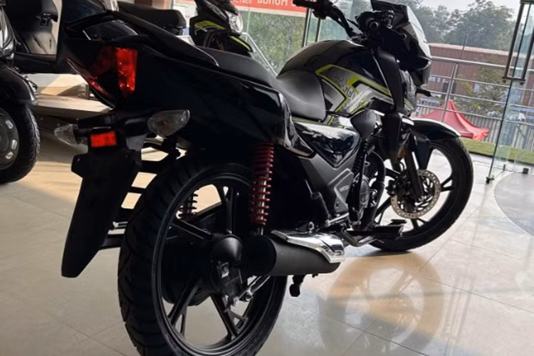 Mẫu xe côn Honda SP125 2025 sở hữu kích thước chiều dài x rộng x cao lần lượt là 2.020 x 785 x 1.103 (mm), chiều dài cơ sở 1.285mm, khoảng sáng gầm xe 160mm, chiều cao yên 790mm. Xe có trọng lượng 117kg với bản phanh đĩa và 116kg với bản phanh tang trống. Dung tích bình xăng 11,2 lít.