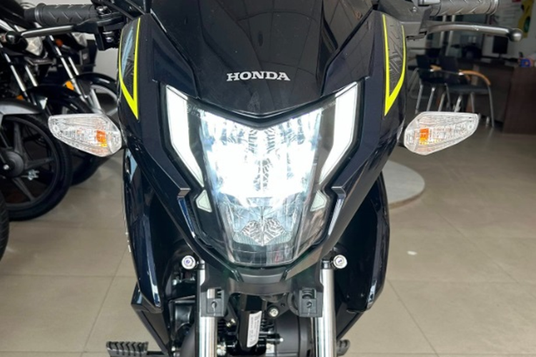 Ở lần nâng cấp này, SP125 có đến 5 màu ngoại thất là: đen (Pearl Igneous Black), xám (Matt Axis Grey Metallic), xanh dương (Pearl Siren Blue), đỏ (Imperial Red Metallic) và xanh ánh kim (Matt Marvel Blue Metallic).