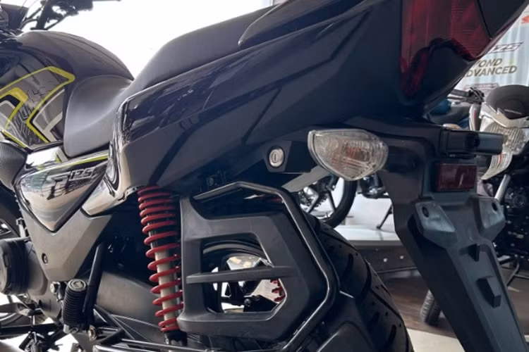 Honda SP 125 2025 được trang bị màn hình TFT 4,2 inch có thể kết nối với điện thoại qua Bluetooth. Màn hình này mới được bổ sung chức năng dẫn đường từng chặng và hỗ trợ giọng nói thông qua ứng dụng Honda RoadSync. Ngoài ra, xe còn có cổng sạc USB Type C.