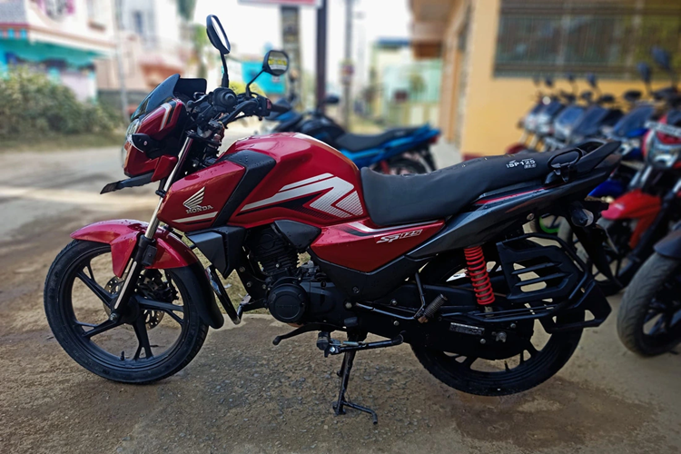 Mẫu xe côn tay này được trang bị bộ mâm đúc 17 inch đi kèm với lốp không săm trước sau lần lượt là 80/100-18 M/C 47P và 100/80-18 M/C 53P. Xe còn có hệ thống dừng không tải giúp cải thiện hiệu suất nhiên liệu.