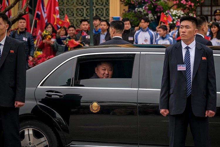 Chưa hết, ở lần sang Việt Nam, đoàn xe của ông Kim Jong-un mang sang còn có có bộ đôi xe siêu sang gồm Mercedes-Benz S600 Pullman và Maybach 62S. Chưa hết, ông Kim còn từng bị bắt gặp di chuyển trên 1 chiếc xe siêu sang Rolls-Royce Phantom.