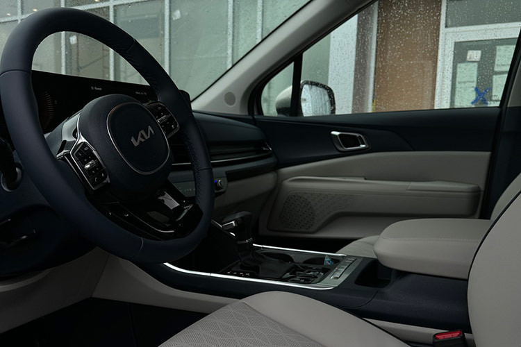 Về nội thất, bên trong khoang cabin của Kia Carnival 2025 được bố trí khá hiện đại, giống với những “người anh em” EV6 và EV9. Xe được trang bị màn hình giải trí trung tâm và bảng đồng hồ kỹ thuật số có cùng kích thước 12,3 inch nối liền với nhau, tạo thành cụm màn hình kép.