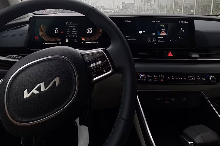 Ngoài ra, xe còn có tính năng hiển thị thông tin trên kính lái (HUD). Cụm điều chỉnh hệ thống điều hòa mới gọn gàng và dễ sử dụng hơn...